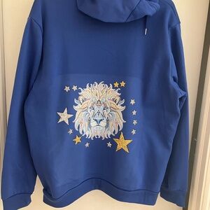 Ladies NWTladies LIONESS pull over sweatshirt.  Glittered back. Never worn.